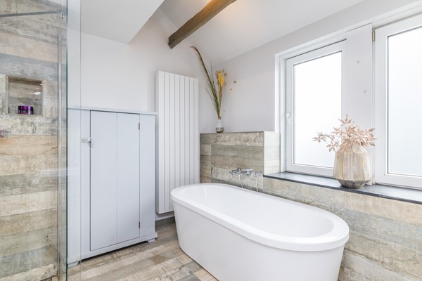 Foto - Te koop: Instapklare gemoderniseerde twee- onder- één kap woning uit 1969 met 144m2 wonen op een perceel van 391 m2 met een energielabel A in Simpelveld